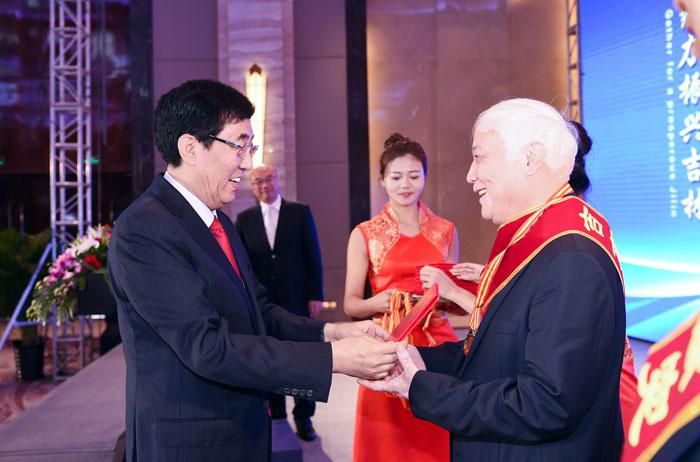1、第二屆全球吉商大會上，省委書記巴音朝魯為獲得“吉商突出貢獻人物”獎的曹和平董事長頒獎.jpg
